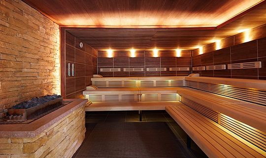 Gemütlich beleuchtete finnische Sauna