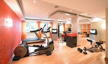 Moderne Sportgeräte im Fitnessraum