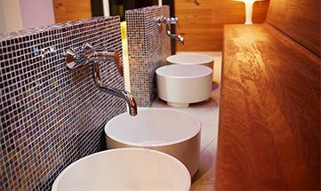 Mehrere weiße Fusßbäder