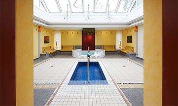 Kneipp-Tretbecken mit weißen Fließen