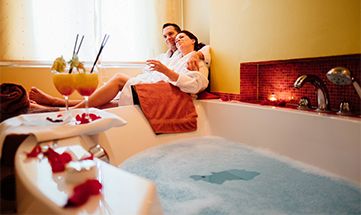 Paar entspannt gemeinsam im Spa