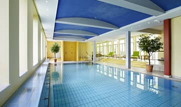 Weiße Liegen im Saline Raum für Meeresluft