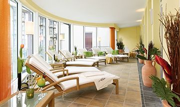 Liegen vor Glasfassade im Wintergarten