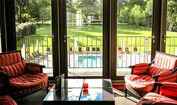 Ausblick auf den Garten mit Pool