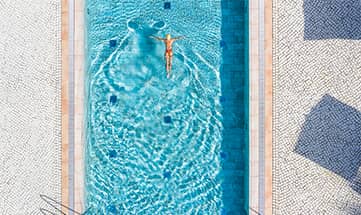 Frau schwimmt im Pool