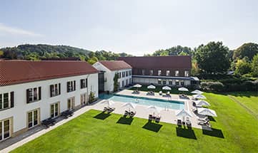 Luftaufnahme von der Seite vom Außenpool und Garten