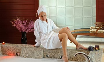 Frau entspannt im Spa