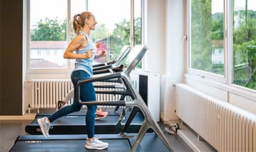 Frau läuft auf Laufband