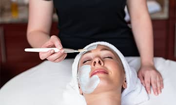 Frau erhält eine Gesichtsbehandlung