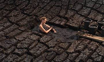 Dame genießt ein Moorbad