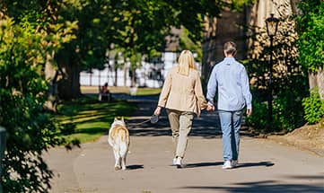 Paar spaziert durch den Park