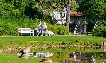 Menschen spazieren durch den Park