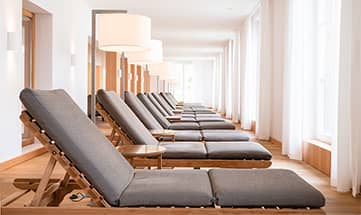 Ruheraum mit vielen bequemen Liegen