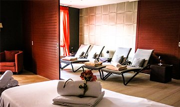 Die Spa Suite mit Liegestühlen