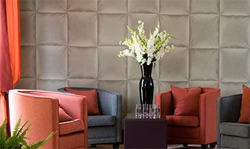 Runde gepolsterte Stühle und Gläser mit Wasser