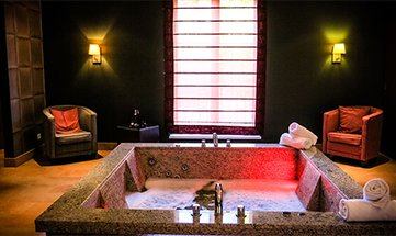 Quadratischer Whirlppol in warmem rötlichen Licht