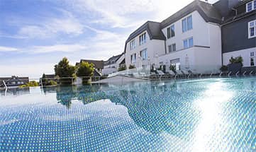 Sonne scheint auf den Außenpool