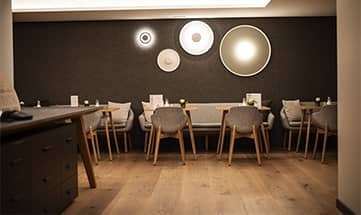 Tische und Stühle im Bademantel Bistro