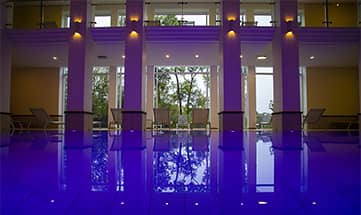 Lila beleuchteter Innenpool