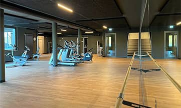 Moderne Sportgeräte im Fitnessraum