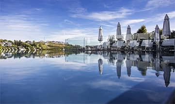 Blick auf die Landschaft neben dem Außenpool