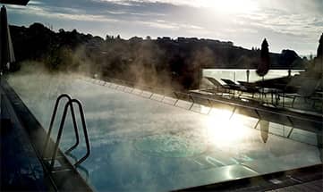 Sonnenuntergang vor dem Infinity Außenpool