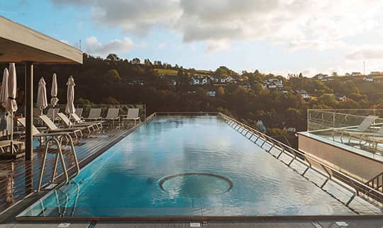 Großer Infinity Pool bei Tageslicht