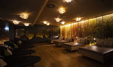 Schwebebetten im gemütlich beleuchteten Ruheraum Zeitlos