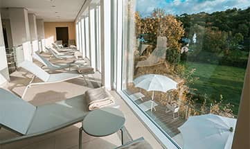 Liegen neben dem Säulenbad vor Glassfassade