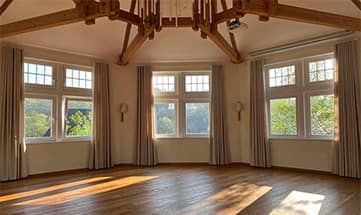 Großer runder Raum für Yoga