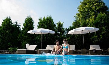 Paar entspannt am Außenpool