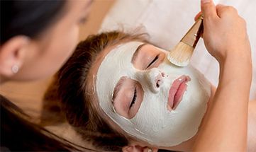 Frau erhält Beautyanwendung