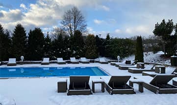 Ein mit Schnee bedeckter Außenpool im Winter