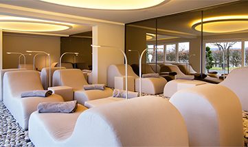 Runde bequeme Sitzmöbel im Ruheraum