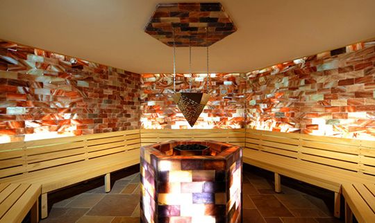 Runde Sauna mit roten Pflastersteinen