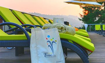 Gemütliche grüne Liegen vor Sonnenuntergang