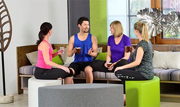 Menschen treffen sich zum gemeinsamen Yoga