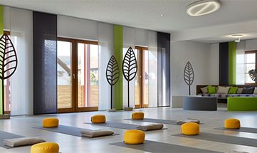 Raum für Yoga mit zahlreichen Matten