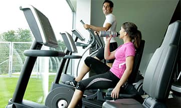 Paar macht Sport auf Sportgeräten