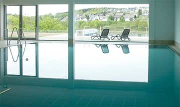 Großer Innenpool mit Blick in die Natur