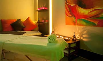 Liegen in einem Raum für Massagen