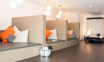 Große graue Liegeflächen in einem Ruheraum