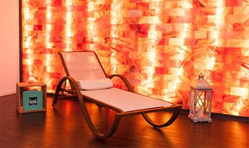 Der Ruheraum Salzwand, rot leuchtend, mit einer Liege