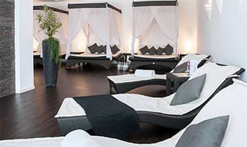 Weiße Betten und Liegen in einem Ruheraum