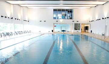 Großes Schwimmbecken um Bahnen zu schwimmen