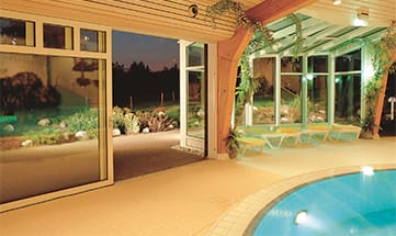 Blick vom Schwimmbad in den Garten am Abend