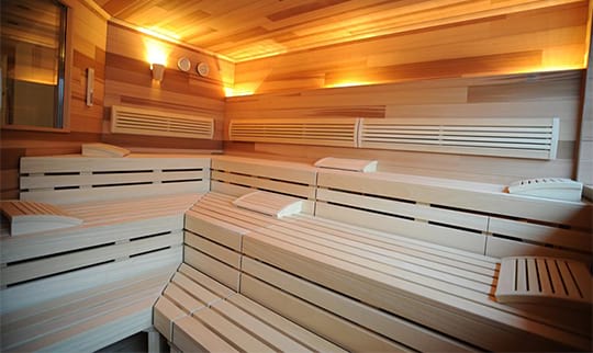 Große Holzsauna in orangem Licht