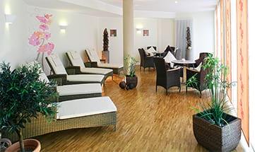 Ruheraum mit weißen Liegen