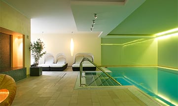 Grün erleuchtetes Innenbecken