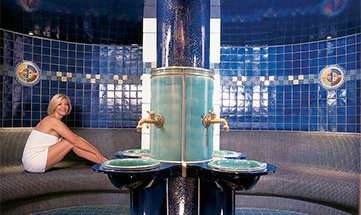 Frau entspannt im Serialbad